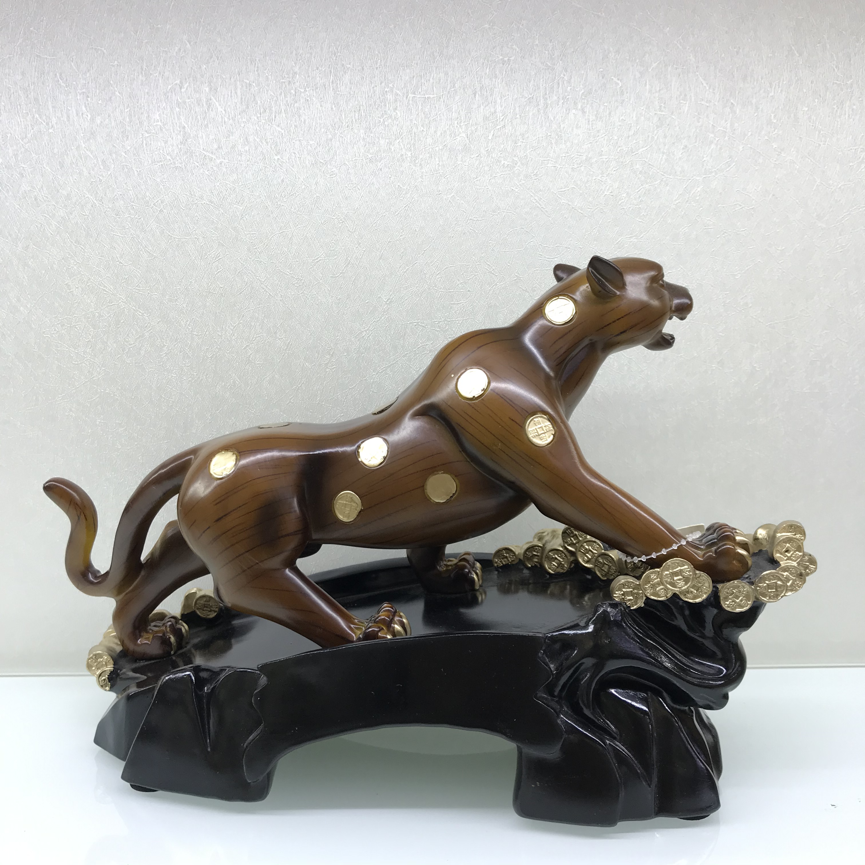Resin Crafts New Wood Color Golden Leopard Home Decorations Wine Cabinet Decoration Creative Business Gifts