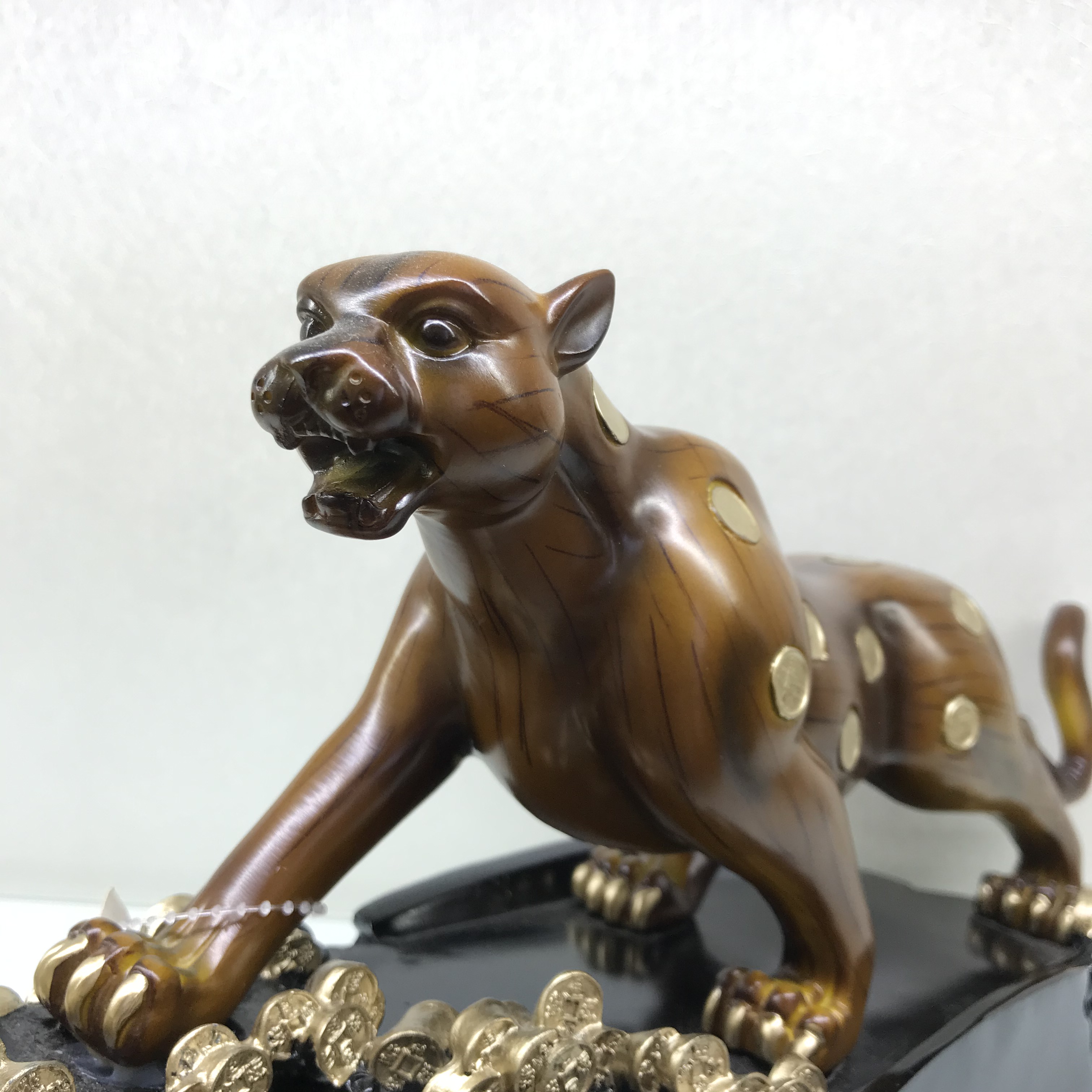Resin Crafts New Wood Color Golden Leopard Home Decorations Wine Cabinet Decoration Creative Business Gifts