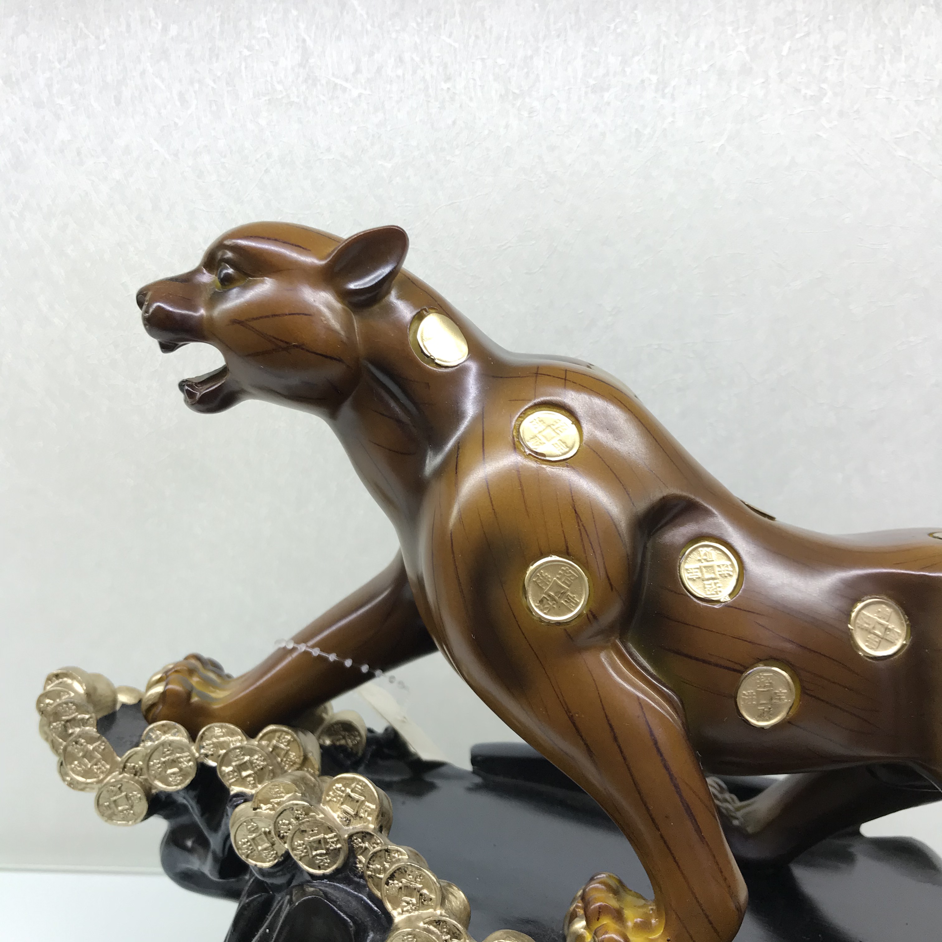 Resin Crafts New Wood Color Golden Leopard Home Decorations Wine Cabinet Decoration Creative Business Gifts