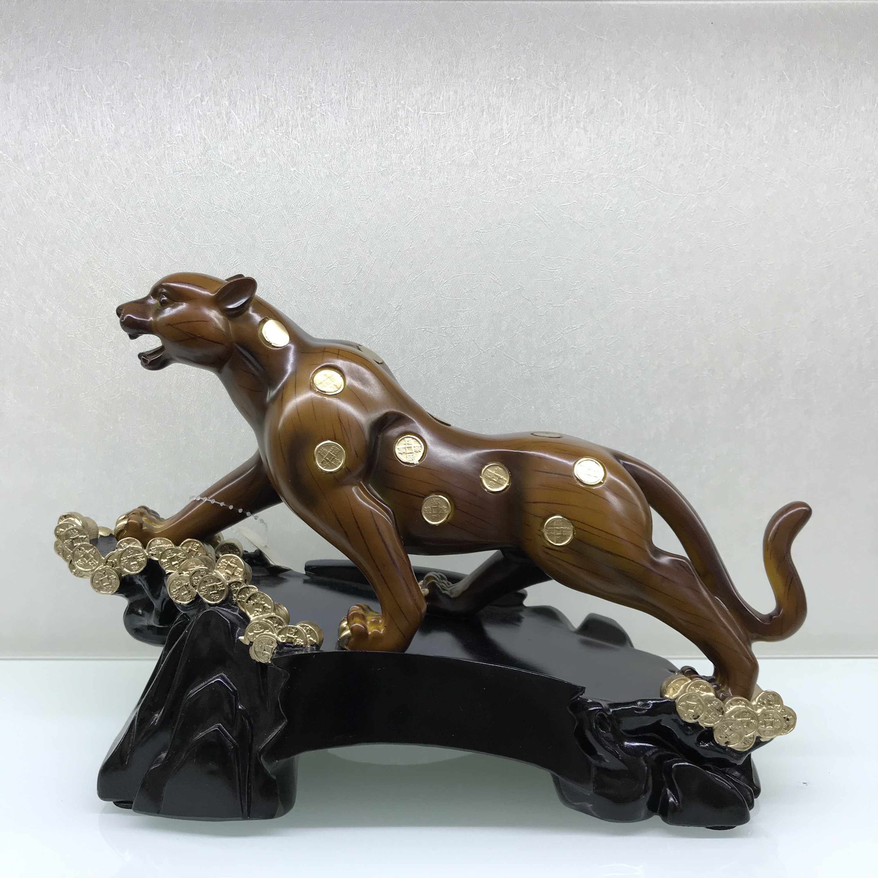Resin Crafts New Wood Color Golden Leopard Home Decorations Wine Cabinet Decoration Creative Business Gifts