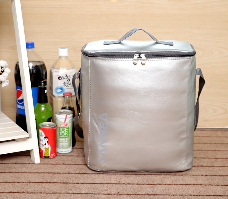 The new medium selling ice bag silver leather high-grade lunch bag portable insulation bag fresh shawl The new medium selling ice bag silver leather high-grade lunch bag portable insulation bag fresh shawl