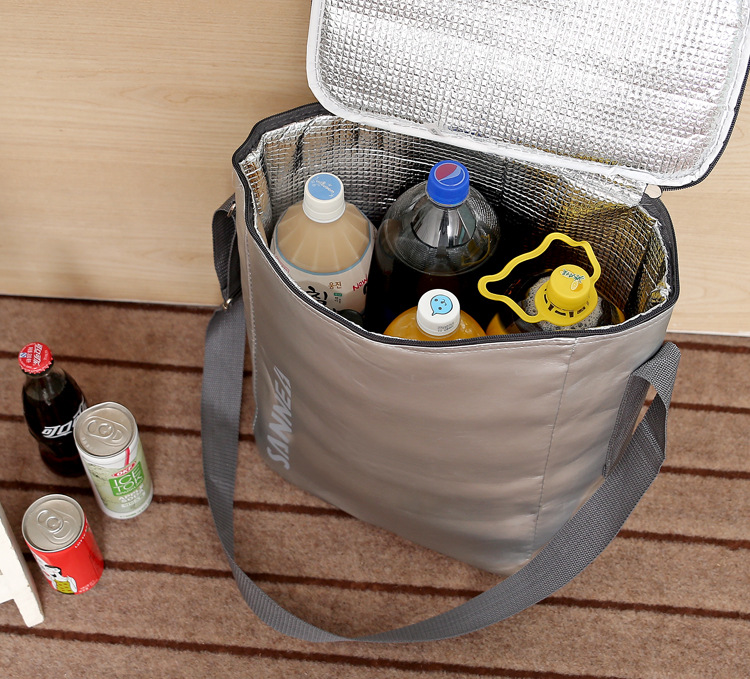 The new medium selling ice bag silver leather high-grade lunch bag portable insulation bag fresh shawl The new medium selling ice bag silver leather high-grade lunch bag portable insulation bag fresh shawl