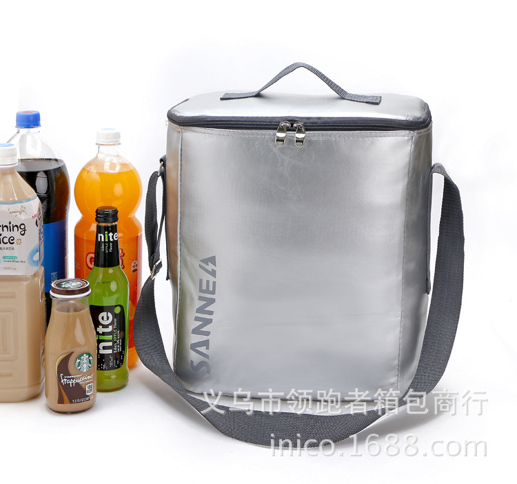 The new medium selling ice bag silver leather high-grade lunch bag portable insulation bag fresh shawl The new medium selling ice bag silver leather high-grade lunch bag portable insulation bag fresh shawl