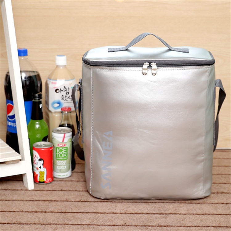 The new medium selling ice bag silver leather high-grade lunch bag portable insulation bag fresh shawl The new medium selling ice bag silver leather high-grade lunch bag portable insulation bag fresh shawl