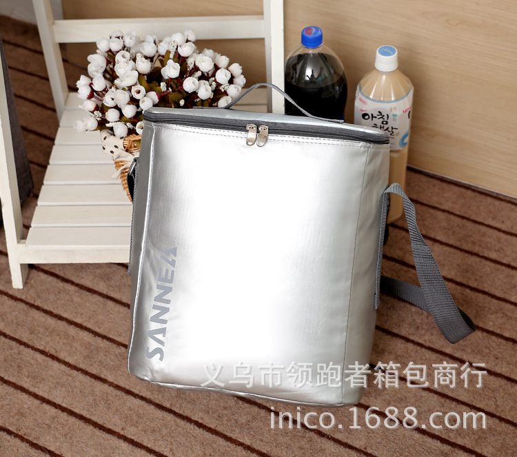 The new medium selling ice bag silver leather high-grade lunch bag portable insulation bag fresh shawl The new medium selling ice bag silver leather high-grade lunch bag portable insulation bag fresh shawl
