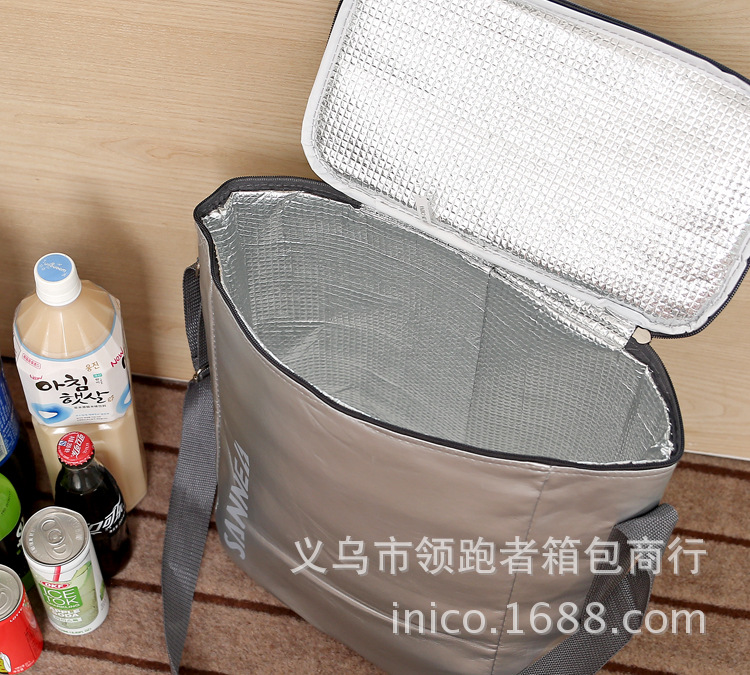 The new medium selling ice bag silver leather high-grade lunch bag portable insulation bag fresh shawl The new medium selling ice bag silver leather high-grade lunch bag portable insulation bag fresh shawl