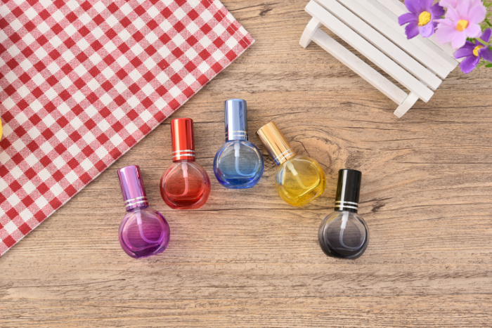 The vehicle perfume bottles glass bottles in the car hanging ornaments car ornaments The vehicle perfume bottles glass bottles in the car hanging ornaments car ornaments