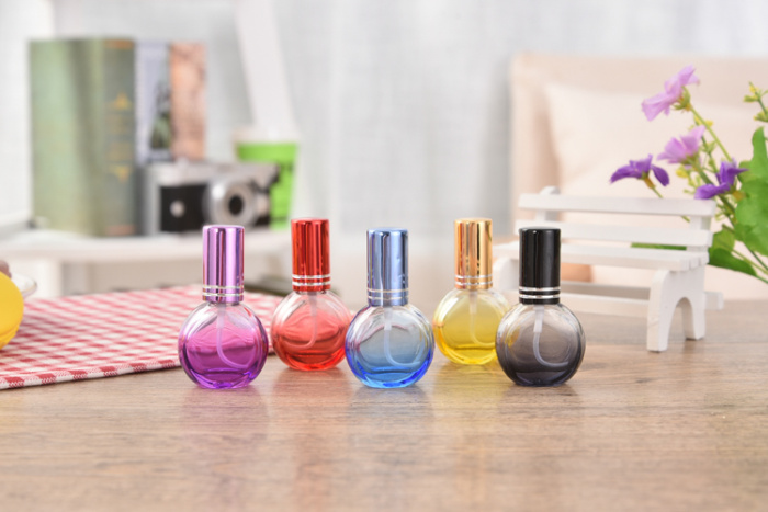 The vehicle perfume bottles glass bottles in the car hanging ornaments car ornaments The vehicle perfume bottles glass bottles in the car hanging ornaments car ornaments