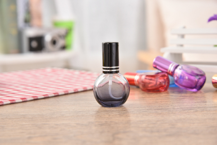 The vehicle perfume bottles glass bottles in the car hanging ornaments car ornaments The vehicle perfume bottles glass bottles in the car hanging ornaments car ornaments
