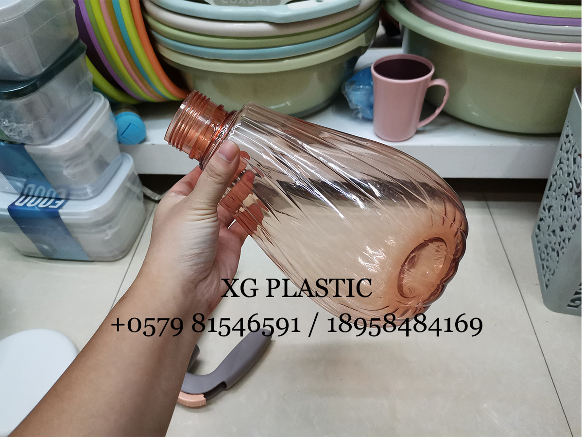 new arrival Sprinkling can 2L thickened plastic watering can fashion style garden watering tool household spray bottle