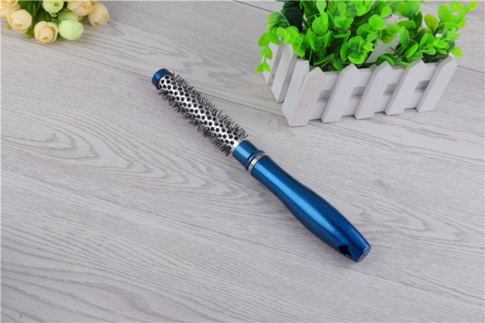 Anti - static heat conduction non - wound aluminum copper curl comb roller comb. Anti - static heat conduction non - wound aluminum copper curl comb roller comb.