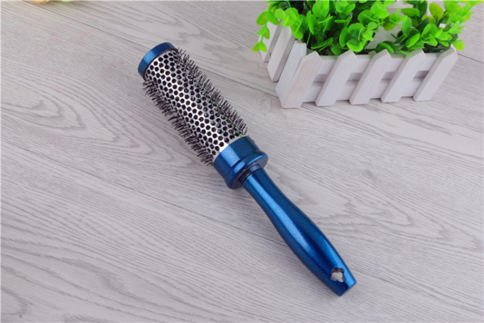 Anti - static heat conduction non - wound aluminum copper curl comb roller comb. Anti - static heat conduction non - wound aluminum copper curl comb roller comb.
