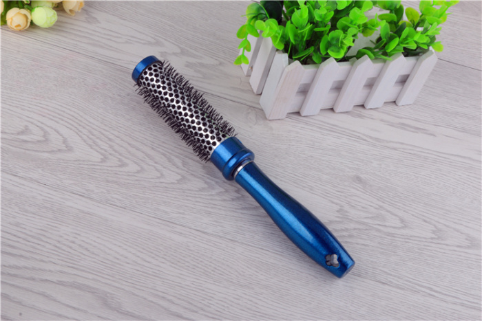 Anti - static heat conduction non - wound aluminum copper curl comb roller comb. Anti - static heat conduction non - wound aluminum copper curl comb roller comb.