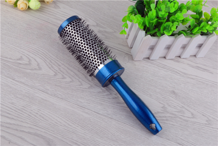 Anti - static heat conduction non - wound aluminum copper curl comb roller comb. Anti - static heat conduction non - wound aluminum copper curl comb roller comb.