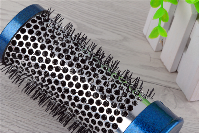 Anti - static heat conduction non - wound aluminum copper curl comb roller comb. Anti - static heat conduction non - wound aluminum copper curl comb roller comb.