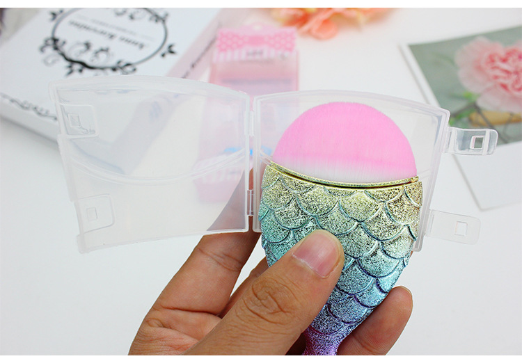 The new ice cream fish mermaid makeup brush, paint and contouring brush, blusher brush, comes in a single size of 221
