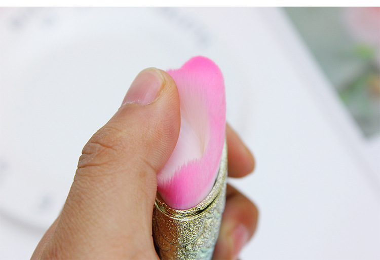 The new ice cream fish mermaid makeup brush, paint and contouring brush, blusher brush, comes in a single size of 221