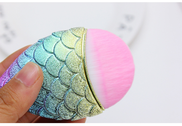 The new ice cream fish mermaid makeup brush, paint and contouring brush, blusher brush, comes in a single size of 221
