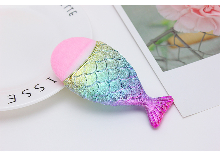 The new ice cream fish mermaid makeup brush, paint and contouring brush, blusher brush, comes in a single size of 221