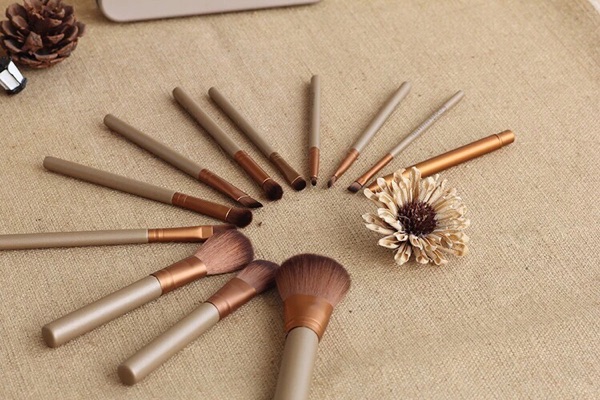 NAKED3 generation beginners 12 color makeup brush professional makeup tools full set of brush iron box NAKED3 generation beginners 12 color makeup brush professional makeup tools full set of brush iron box
