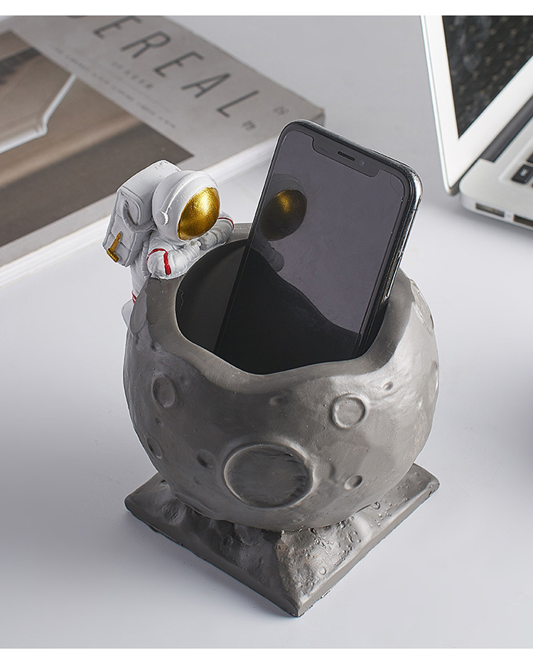 Creative Personality Ins Style Astronaut Pencil Vase Decoration Student Dormitory Office Desk Desktop Decorations Creative Personality Ins Style Astronaut Pencil Vase Decoration Student Dormitory Office Desk Desktop Decorations