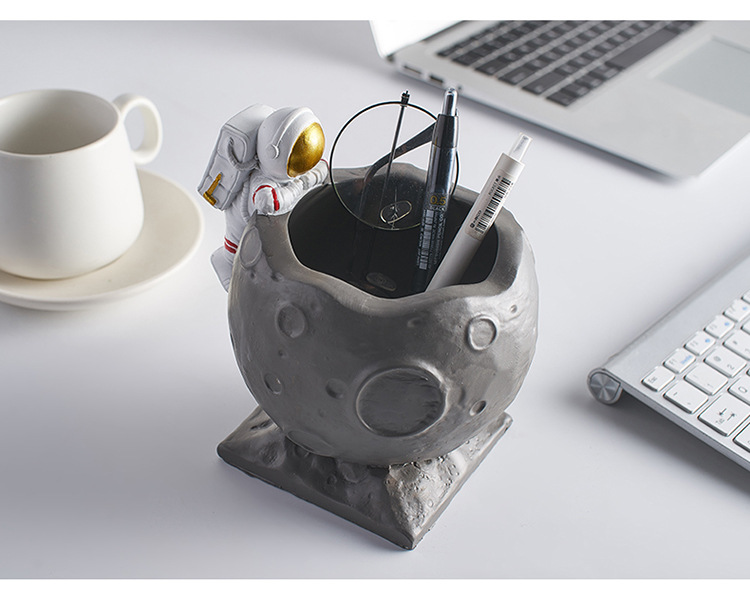 Creative Personality Ins Style Astronaut Pencil Vase Decoration Student Dormitory Office Desk Desktop Decorations Creative Personality Ins Style Astronaut Pencil Vase Decoration Student Dormitory Office Desk Desktop Decorations