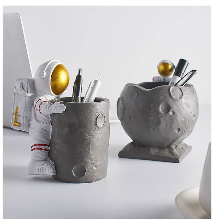 Creative Personality Ins Style Astronaut Pencil Vase Decoration Student Dormitory Office Desk Desktop Decorations Creative Personality Ins Style Astronaut Pencil Vase Decoration Student Dormitory Office Desk Desktop Decorations
