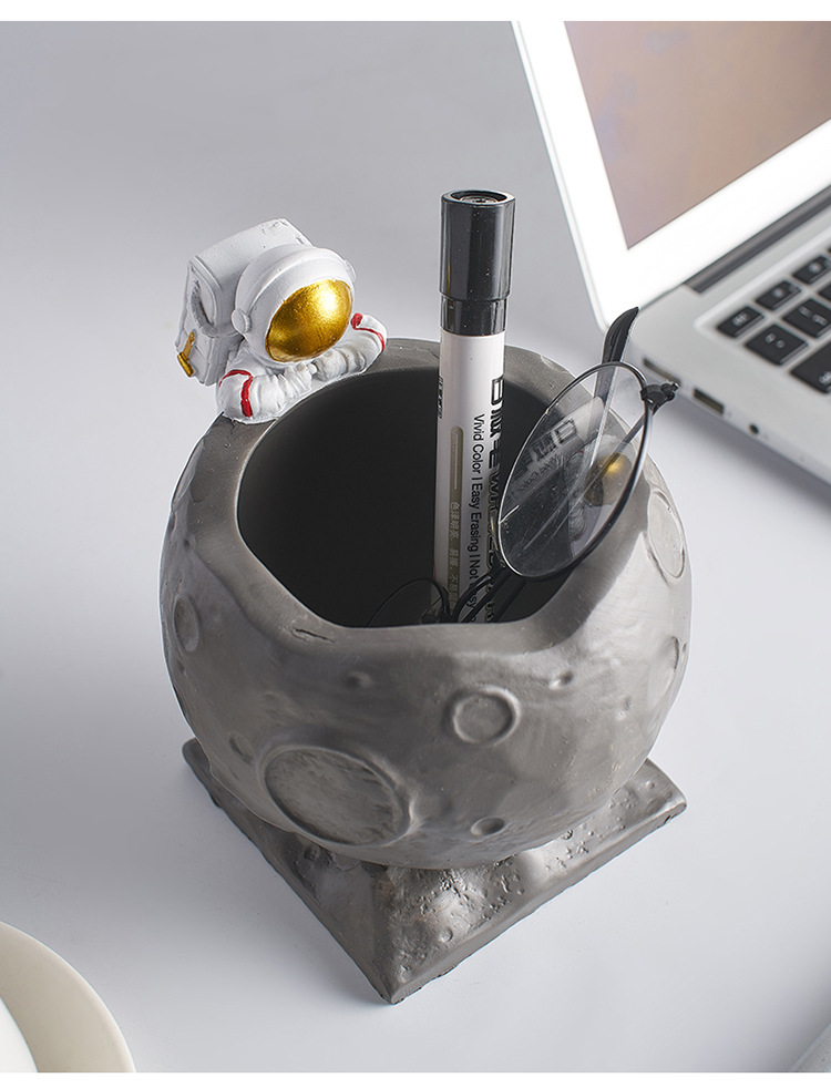 Creative Personality Ins Style Astronaut Pencil Vase Decoration Student Dormitory Office Desk Desktop Decorations Creative Personality Ins Style Astronaut Pencil Vase Decoration Student Dormitory Office Desk Desktop Decorations