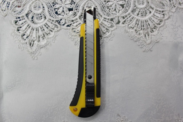 supply utility knife with rubber coated large utility knife 2,087 271 blister card package supply utility knife with rubber coated large utility knife 2,087 271 blister card package