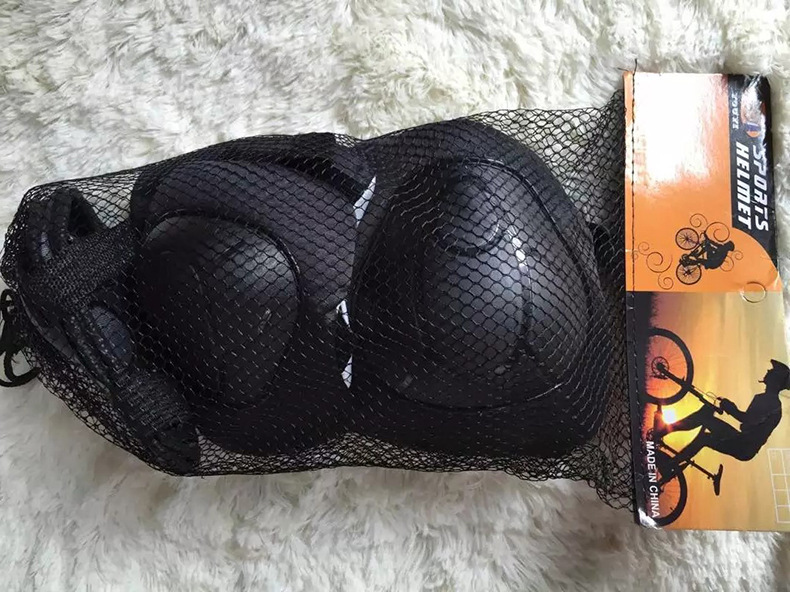 Small landmine thick protective equipment skating riding 6 pieces protective equipment children's hot sale sports set Small landmine thick protective equipment skating riding 6 pieces protective equipment children's hot sale sports set