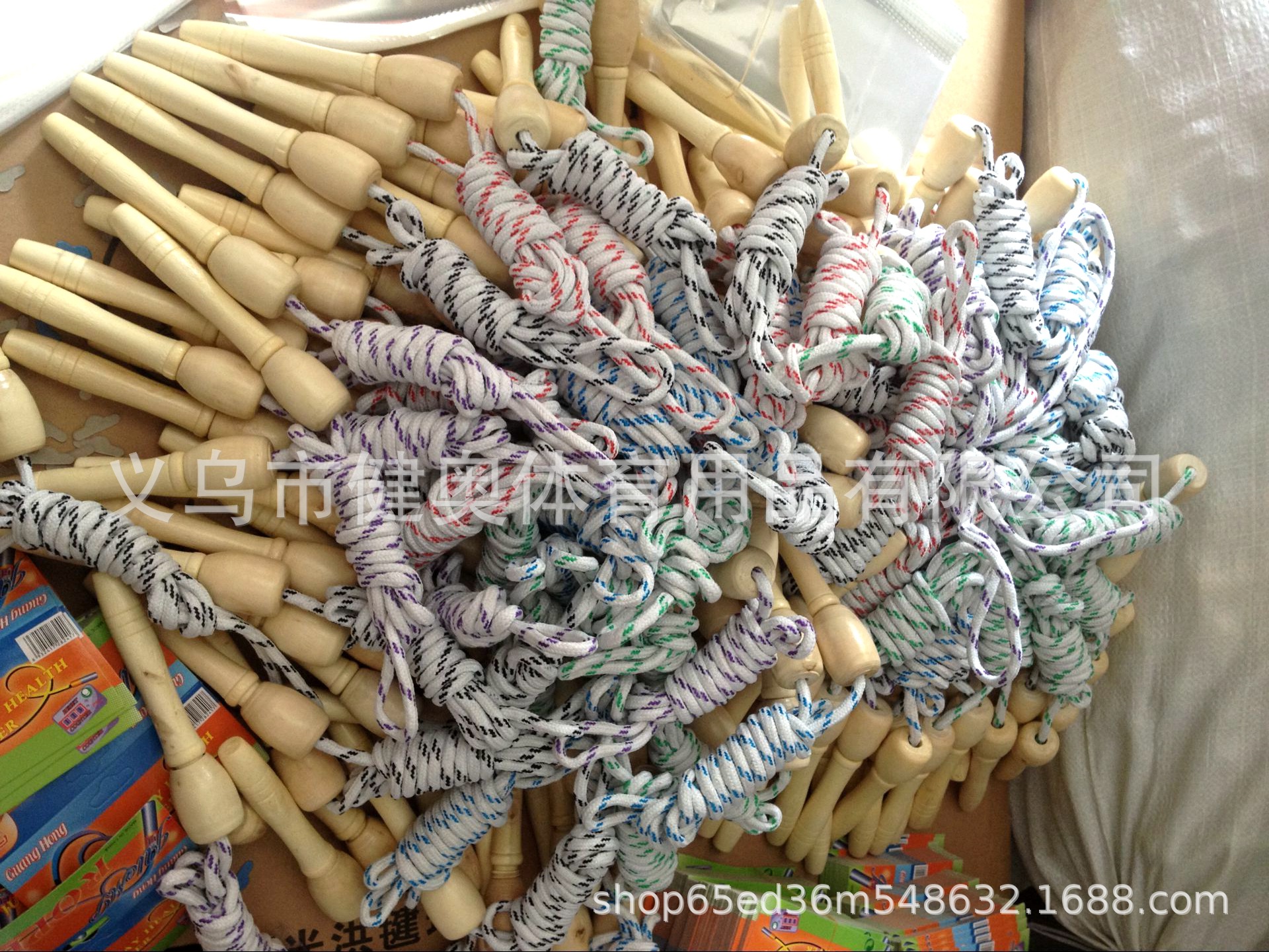 Manufacturers direct marketing sponge wooden handle children playing rope can do sports supplies fitness equipment gift single playing rope
