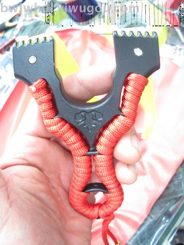 Wholesale and retail outdoor martial arts shooting toys flat leather lock throat free clip clip slingshot