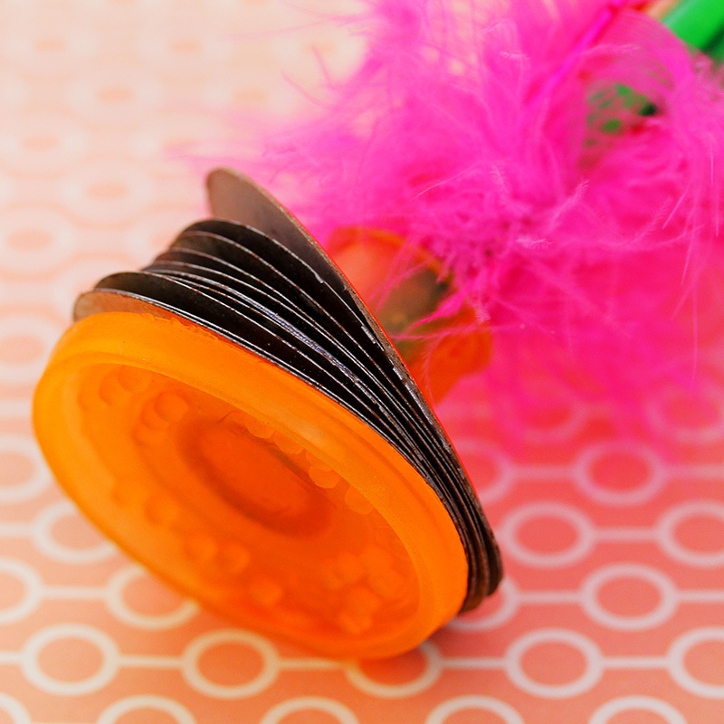 Manufacturer&#039;s direct selling of color 21cm goose feather shuttlecock shuttlecock with iron plate for kicking children&#039;s 