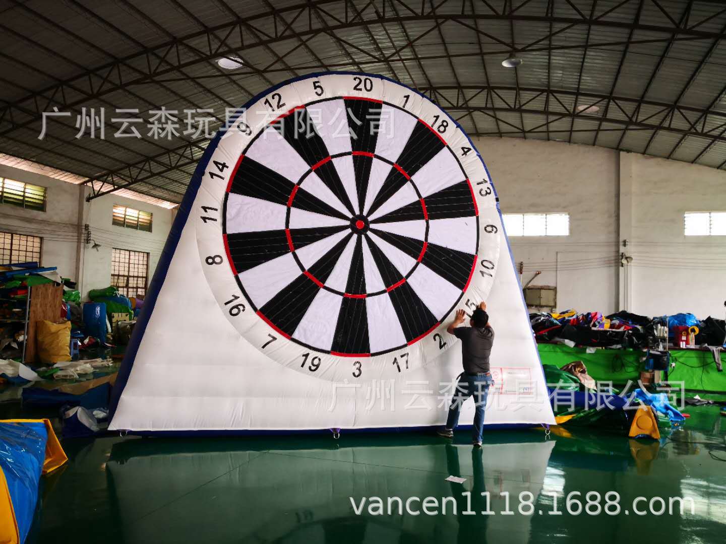 Manufacturer customized inflatable darts PVC outdoor football dart target sports inflatable children large-scale 