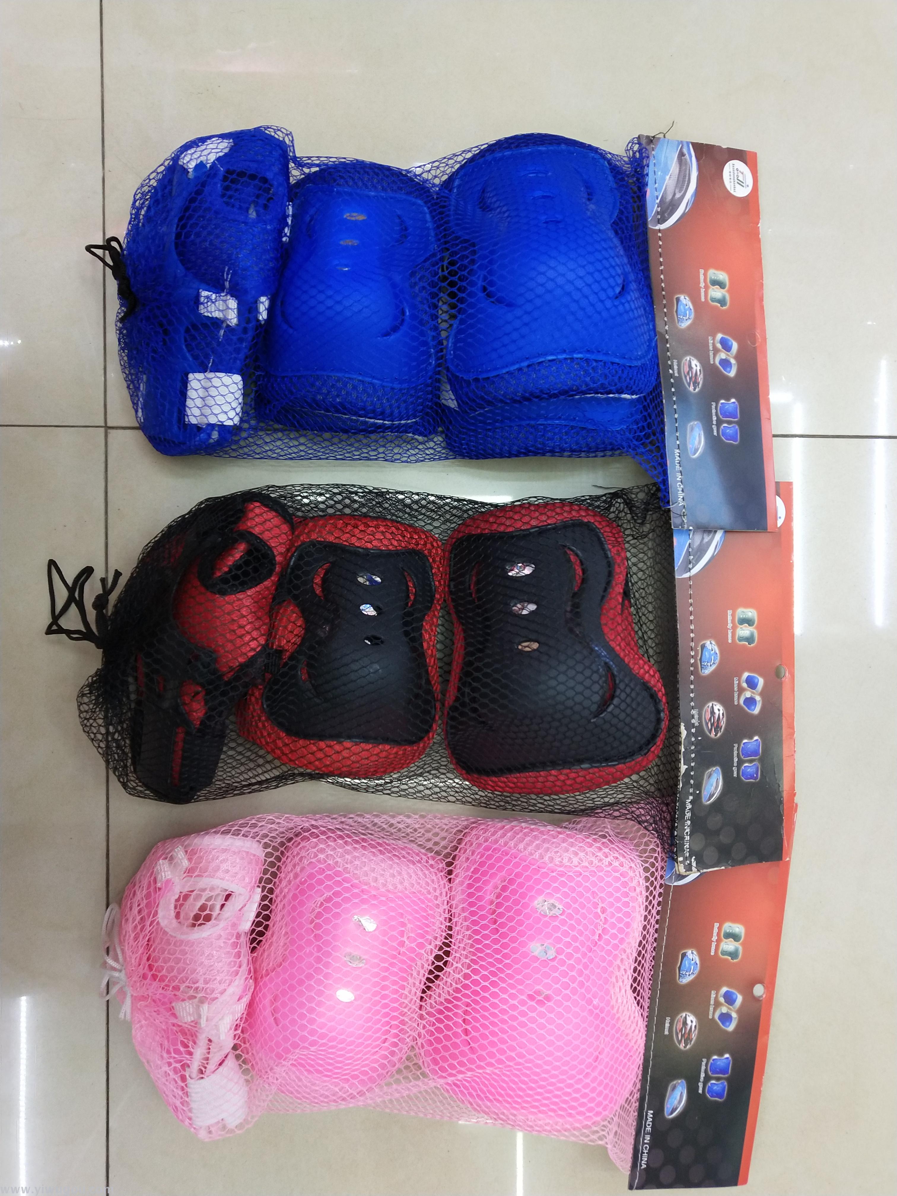 Roller skates are equipped with a set of 6 sets of protective elbow pads.