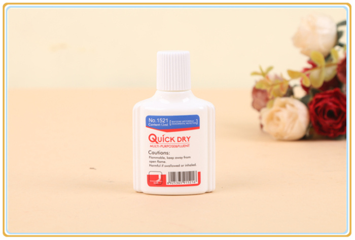 Environment-friendly correction fluid non-toxic quick-drying students use correction fluid to modify liquid. Environment-friendly correction fluid non-toxic quick-drying students use correction fluid to modify liquid.