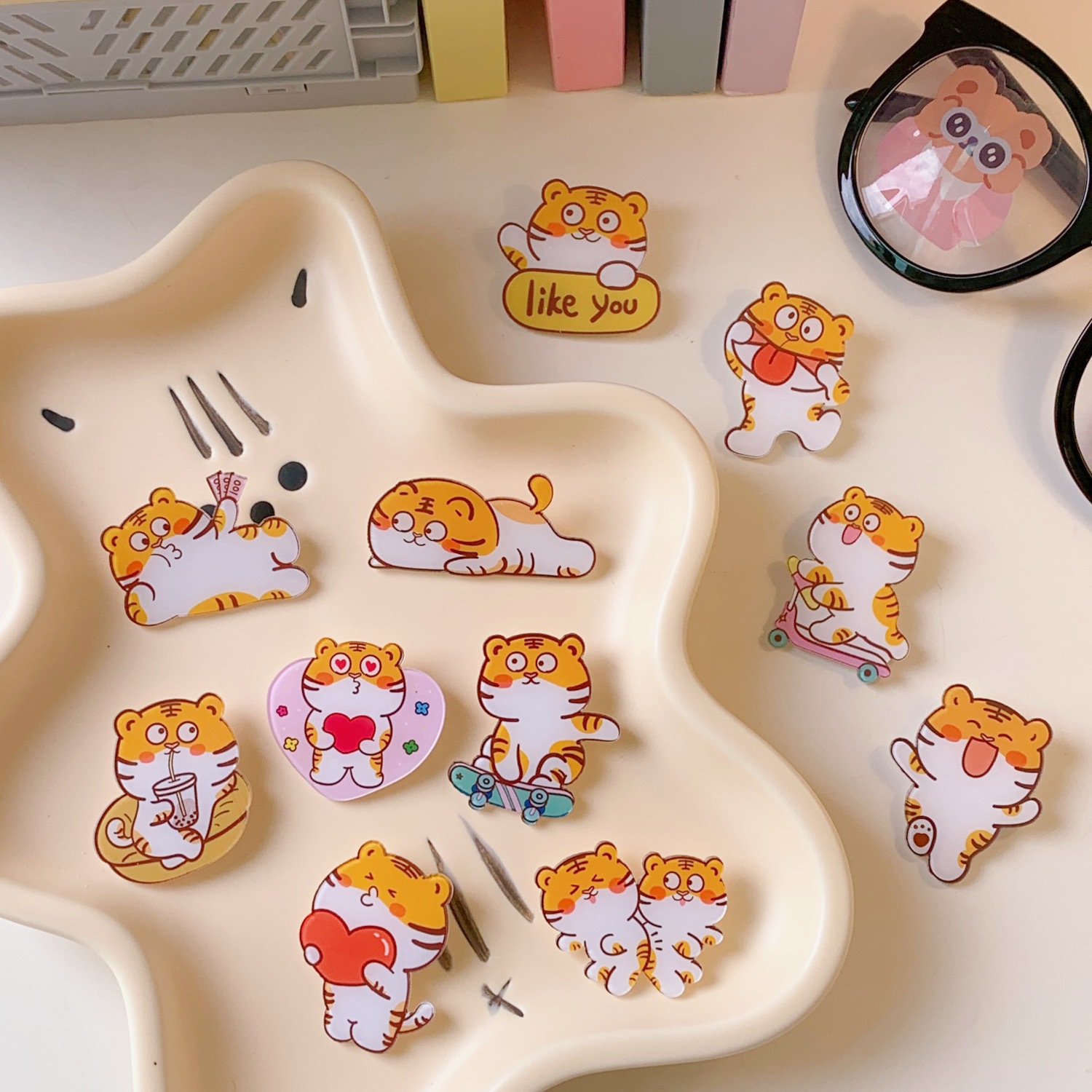 INS Trendy Cute Sweet Little Tiger Acrylic Brooch Bag Clothing Decorative Accessories Cartoon Creative Badge