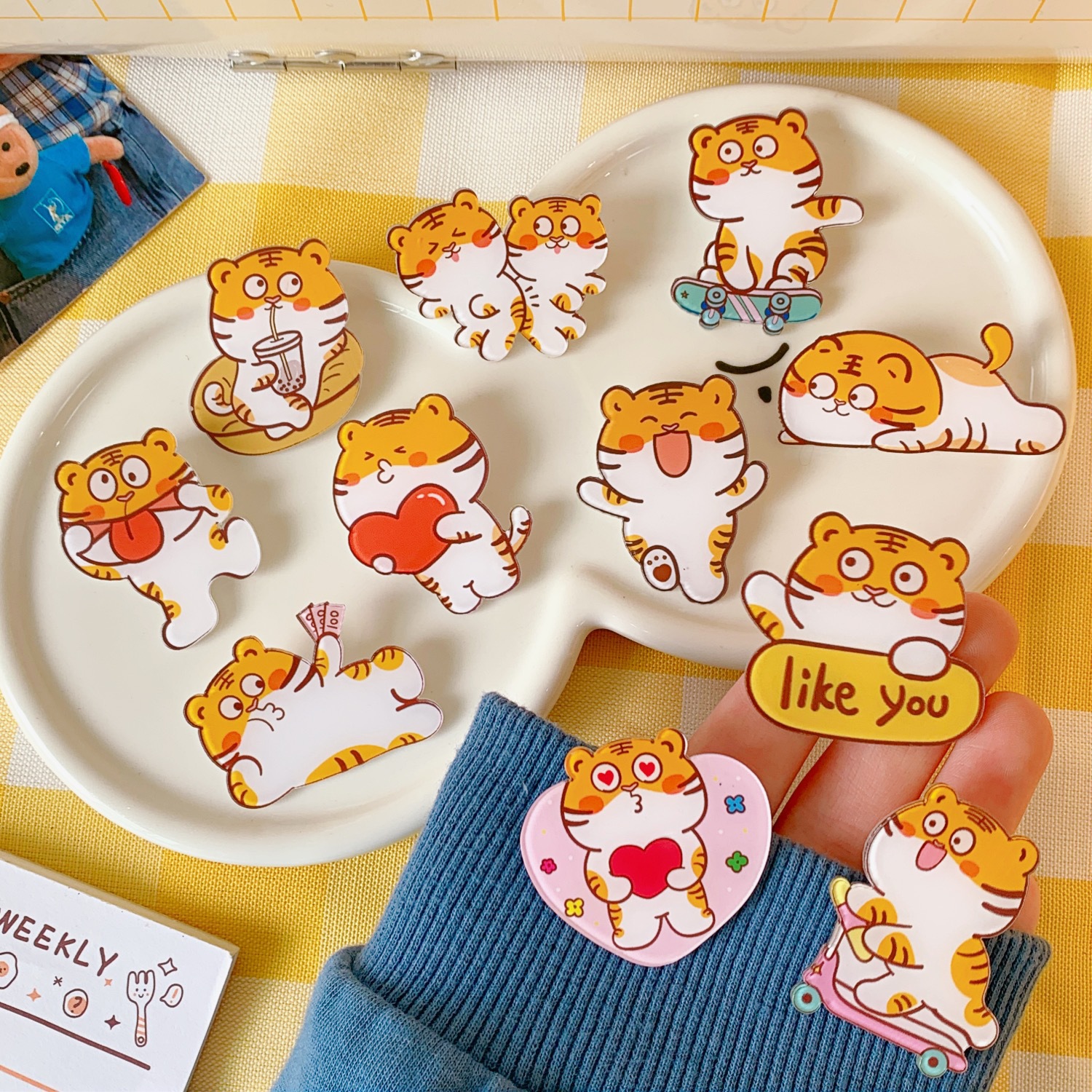 INS Trendy Cute Sweet Little Tiger Acrylic Brooch Bag Clothing Decorative Accessories Cartoon Creative Badge