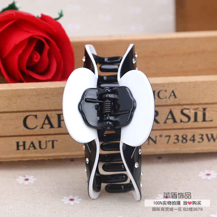 The new large Korean minimalist acrylic diamond grip hair fixed claws