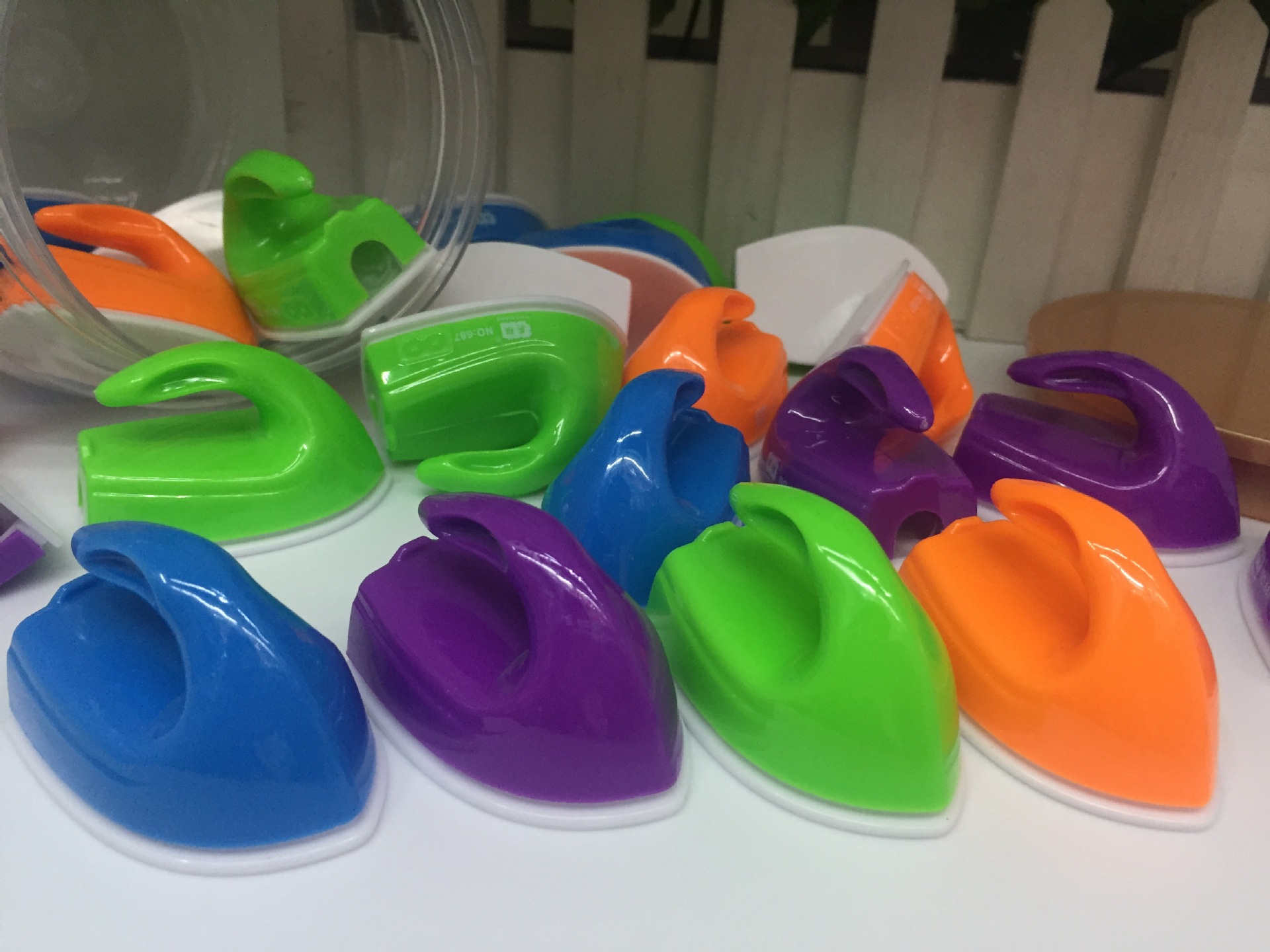 Creative color ironing pencil sharpener with manual single-hole pencil sharpener Creative color ironing pencil sharpener with manual single-hole pencil sharpener