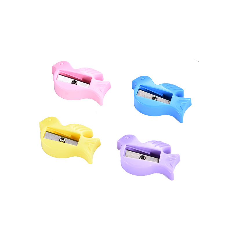 Hot selling plastic pencil sharpener environmental protection cartoon color student animal pencil sharpener 