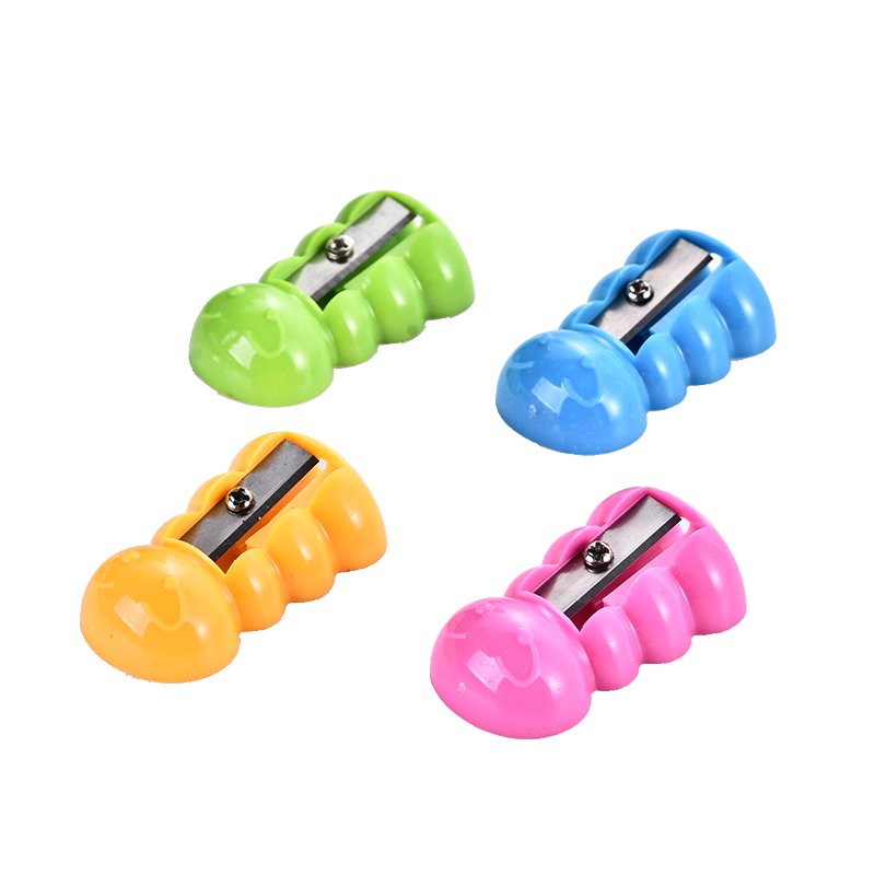 Hot selling plastic pencil sharpener environmental protection cartoon color student animal pencil sharpener 