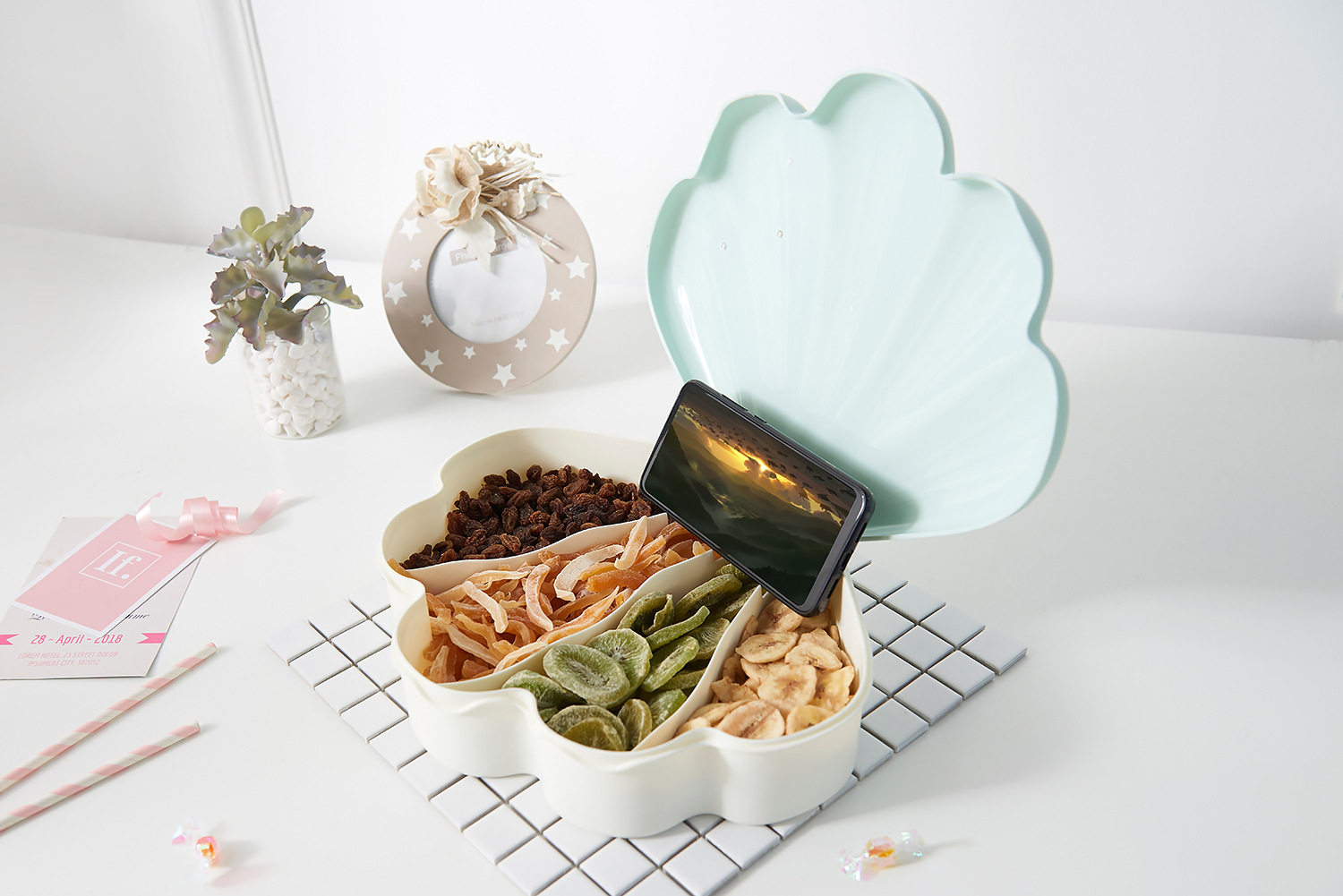 New Creative Dried Fruit Box European-Style Sealed Candy Plate Plastic Multi-Grid Snack Storage Box with Lid New Creative Dried Fruit Box European-Style Sealed Candy Plate Plastic Multi-Grid Snack Storage Box with Lid