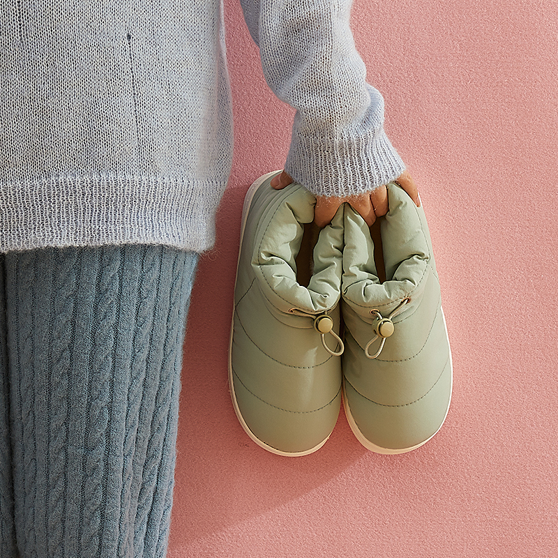 The new down cloth shoes for women wear high bags with waterproof slipper slippers for men who want to keep warm in winter