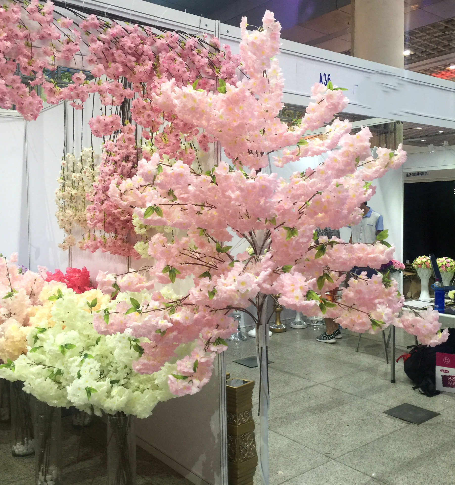 Factory Wholesale Artificial Cheery Branch Fake Flower for Wedding 4 Forks with Leaves Landscape Tree Wedding Decoration Flower Arch Road Lead Factory Wholesale Artificial Cheery Branch Fake Flower for Wedding 4 Forks with Leaves Landscape Tree Wedding Decoration Flower Arch Road Lead