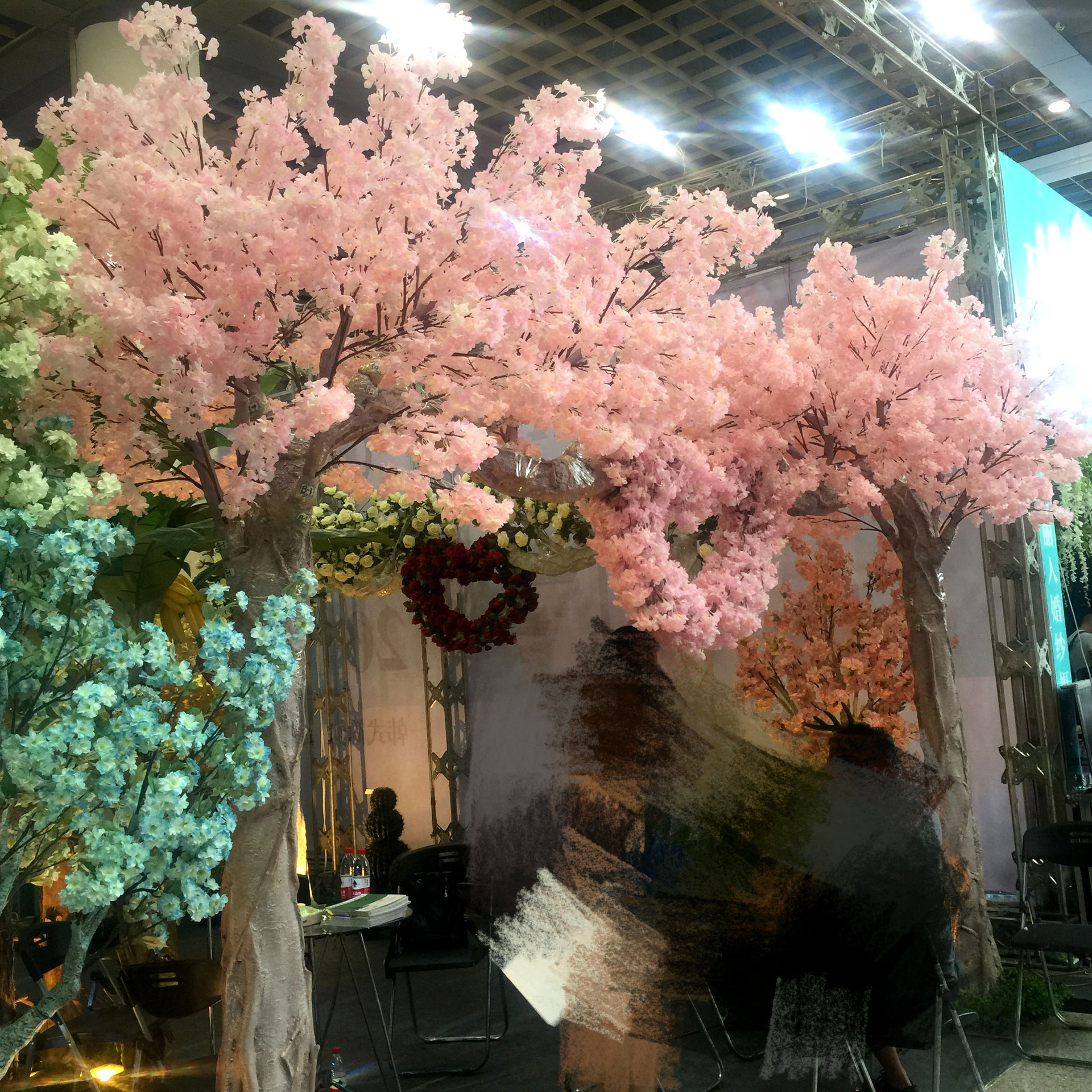 Factory Wholesale Artificial Cheery Branch Fake Flower for Wedding 4 Forks with Leaves Landscape Tree Wedding Decoration Flower Arch Road Lead Factory Wholesale Artificial Cheery Branch Fake Flower for Wedding 4 Forks with Leaves Landscape Tree Wedding Decoration Flower Arch Road Lead