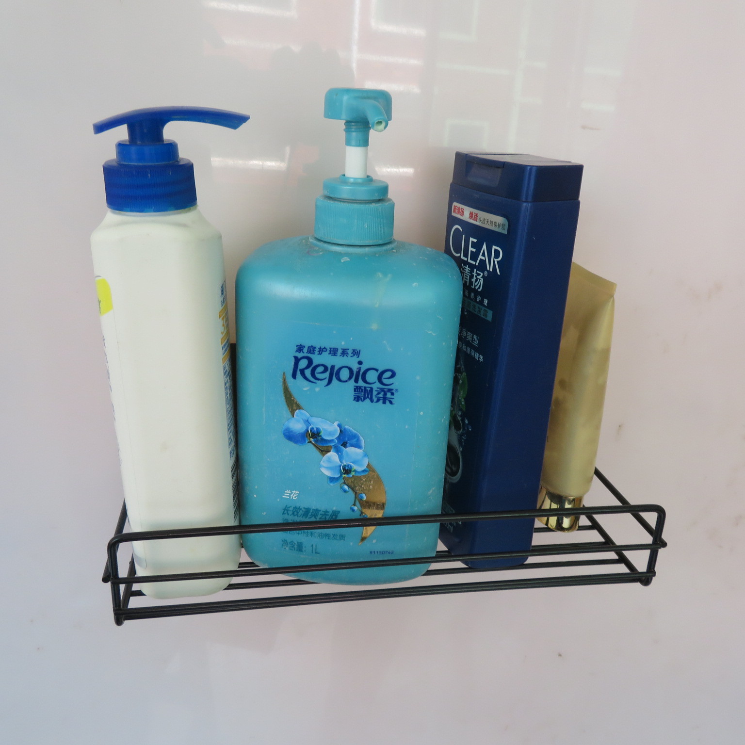 Manufacturers direct traceless tieyi square basket shelf kitchen bathroom shelf traceless strong stick home finish frame