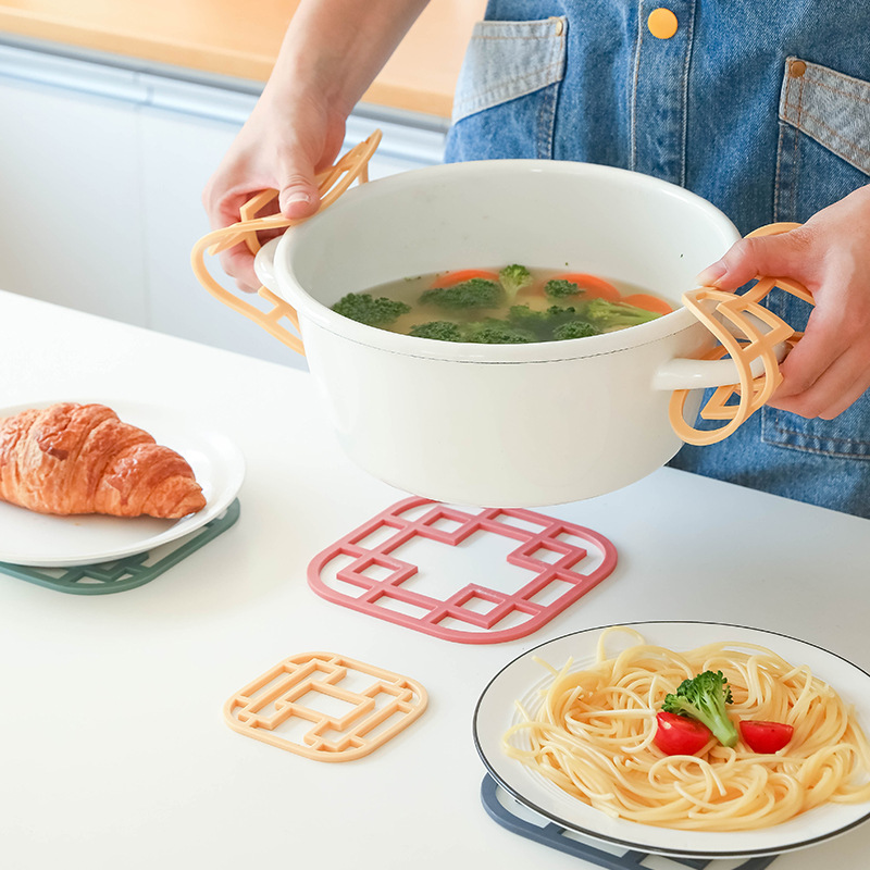 TPR Hollow Non-Slip Insulation Mat Dining Table Heat Dissipation Anti-Scald Pan Mat Tableware Set Placemat Soft Rubber Pad Non-Slip Teacup Saucer