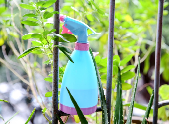 Candy colored watering can watering can hand pressure type plastic sprayer small watering pot watering can