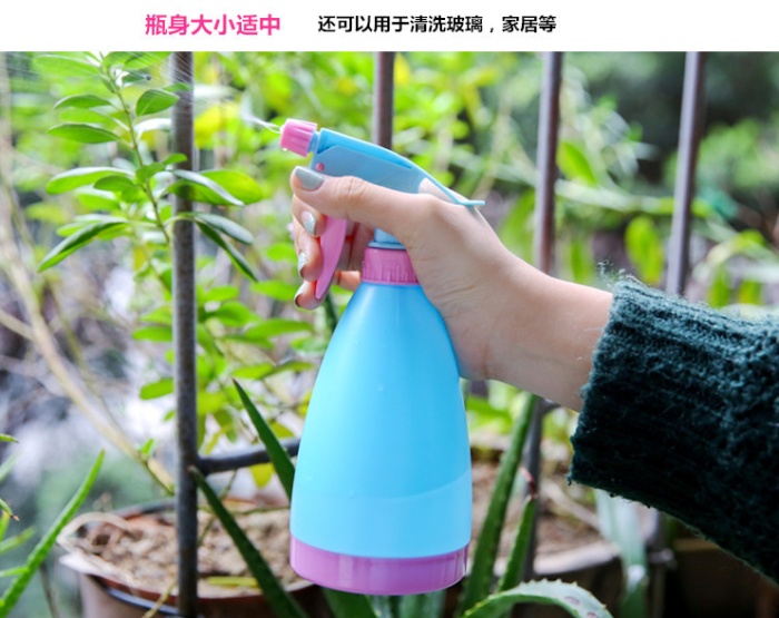 Candy colored watering can watering can hand pressure type plastic sprayer small watering pot watering can